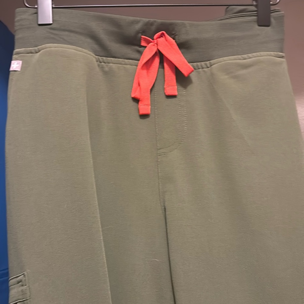 Women’s Figs Zamora jogger scrub pants in Olive Green